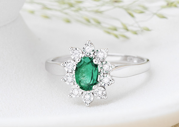 Bague Eternel Edelweiss émeraude et diamants or blanc 18 carats