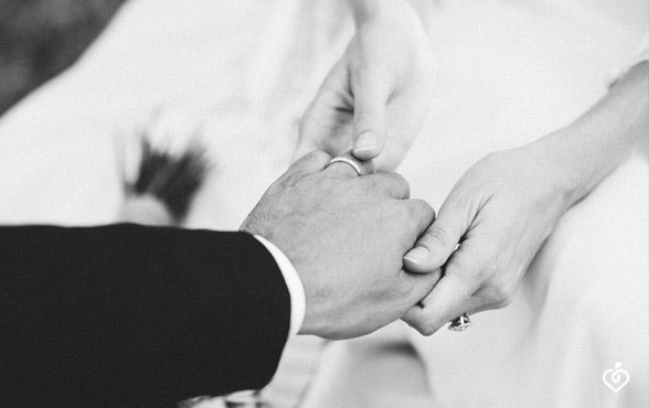 Come abbinare la fede nuziale all’anello di fidanzamento?