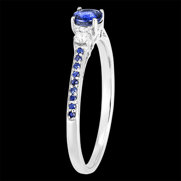 Bague « l’Atelier » 161236 - Or blanc 9 carats - Saphir bleu Rond 0.3 carat - Pierres de côté Diamant - Sertissage Saphir bleu