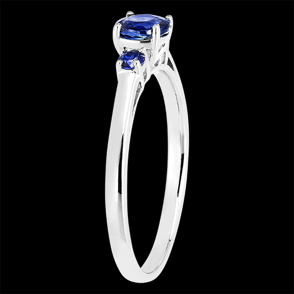 Bague « l’Atelier » 163664 - Or blanc 9 carats - Saphir bleu Rond 0.5 carat - Pierres de côté Saphir bleu