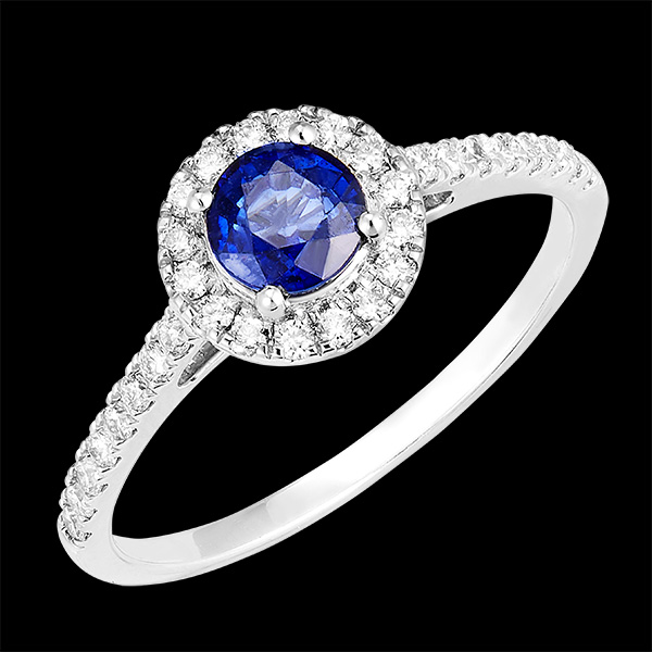 « L'Atelier » nº 1006647 - Bague Or blanc 375 ‰ (9 carats) - Saphir synthétique Rond 0.5 carat - Halo Diamant synthétique - Sertissage Diamant synthétique