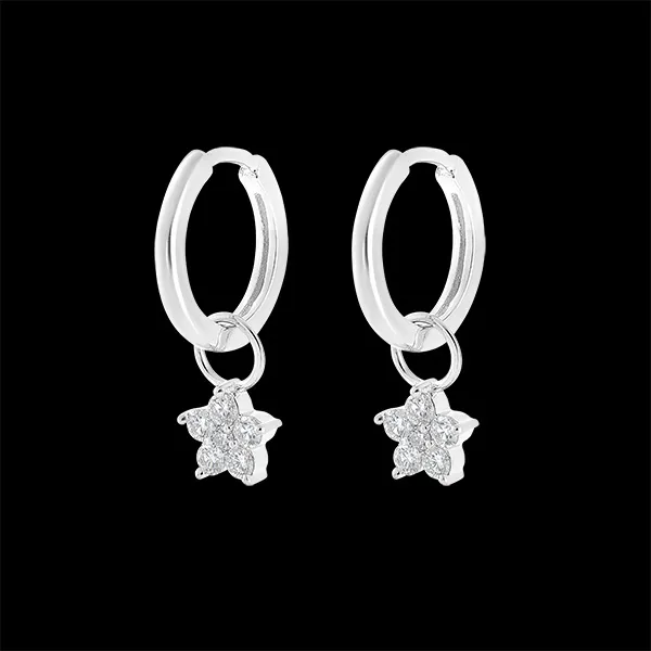 Un paio di orecchini Mix in oro bianco 9 carati