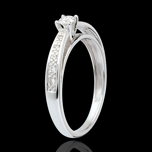 Pierścionek w kształcie łuku z białego złota 18-karatowego wysadzany diamentami, z jednym diamentem środkowym - diament 0,15 kar