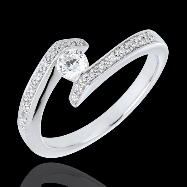 Pierścionek Obietnica z jednym diamentem środkowym w towarzystwie innych diamentów - diament 0,22 karata - złoto białe 18-karato