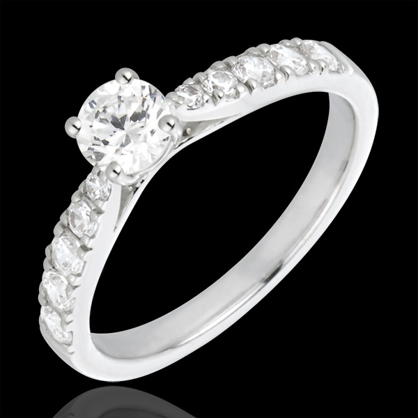 Pierścionek Piękna Ukochana z białego złota 18-karatowego z jednym diamentem w otoczeniu innych diamentów - diament 0,4 karata