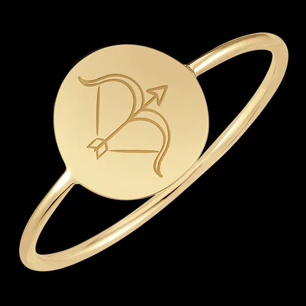 Pierścionek z okrągłym medalionem z grawerem - Sagittarius - 9 karatowe żółte złoto - Kolekcja Zodiac Yours - Edenly Yours