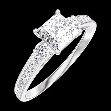 « L'Atelier » Nº182527 - Bague Or blanc 18 carats - Diamant synthétique Princesse 0.5 carat - Pierres de côté Diamant synthétique - Sertissage Diamant synthétique