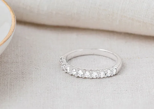 Alliance or blanc 18 carats semi pavée - serti griffes - 0.5 carats