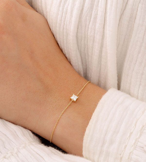 « L'Atelier » Nº200225 - Pulsera Oro amarillo 18 quilates - Diamante de laboratorio Princesa 0.3 quilates - Cadenas Esclavas