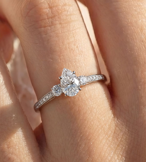 « L'Atelier » Nr. 182828 - Ring Weißgold 375 (9K) - Labordiamant Tropfen 0.5 Karat - Seitliche Steine Labordiamant - Fassung Labordiamant