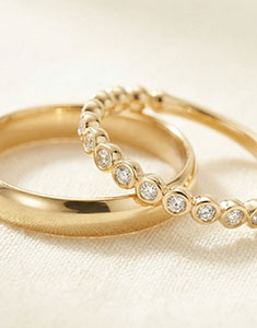 Dúo de alianzas Pure & Fleur de Sel – Oro amarillo y diamantes – 18 quilates