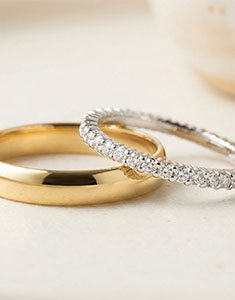 Pure & Radieuse Wedding Band Duo – Yellow & White Gold and Diamonds – 18 Carats