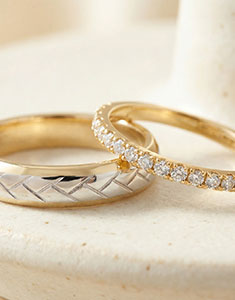 Dúo de alianzas Tissage & Bettina – Oro blanco y amarillo, y oro amarillo con diamantes – 18 quilates