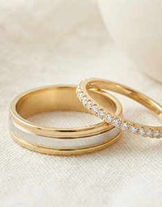 Dúo de alianzas Esther & Bettina – Oro blanco y amarillo & Oro amarillo y diamantes – 18 quilates