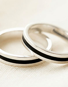 Clair Obscur Duo Trouwringen – witgoud en lak – 18 karaat