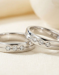 Dúo de alianzas Olympia – Oro blanco y diamantes – 9 quilates