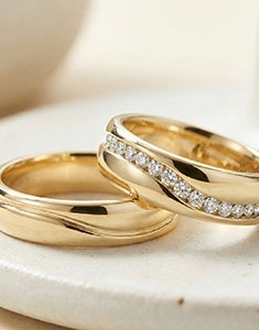 Duo Amour trouwringen – geelgoud & diamanten – 9 karaat