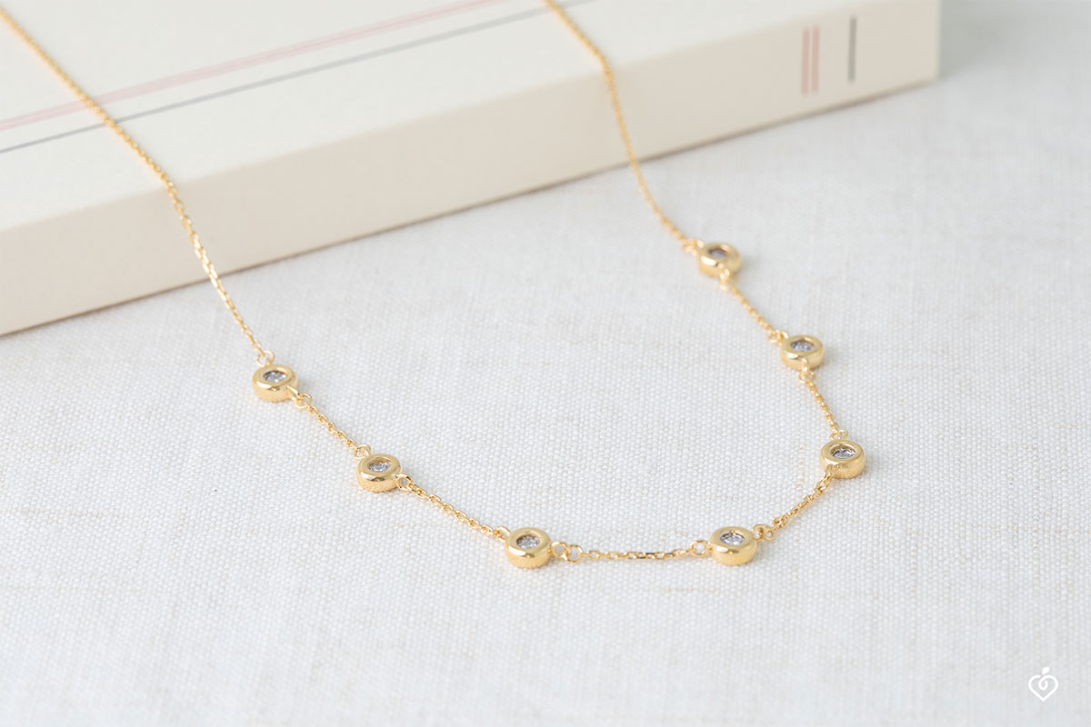 CARISSIMA Collana Donna Oro Giallo 9ct Con Pendente Telescopio Zaffiro E Diamante - Catenina Regolabile 40-46 Cm