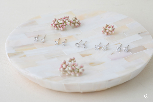 Boucles D'oreilles Puces En Or Blanc 18 Carats Avec Diamants Naturels - Occasion