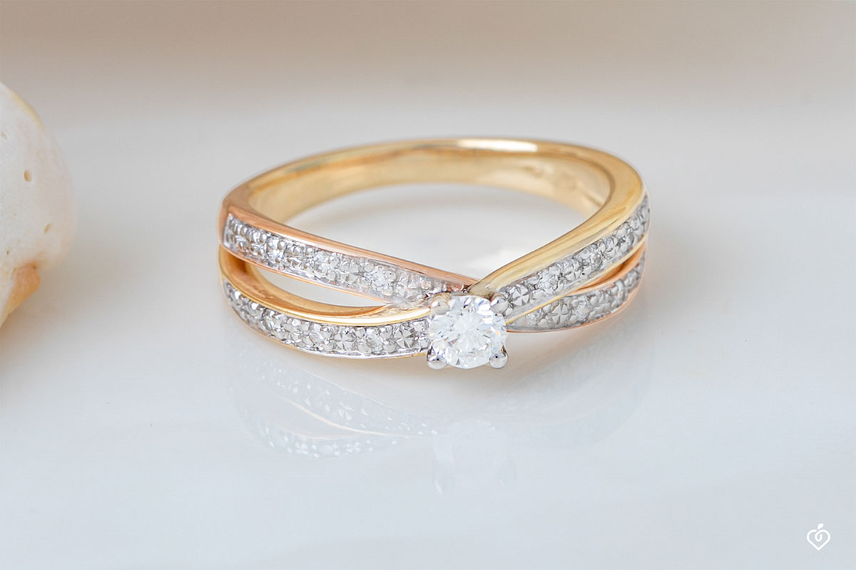 Anillo Idylle Blossom de tres oros con pavé de diamantes - Categorías  Q9R75D