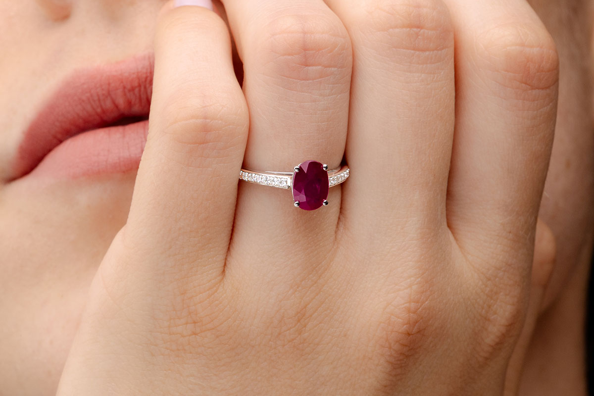 Pavé Solitär Ring Rubin und Diamanten 18Kt Weißgold Wertvolles