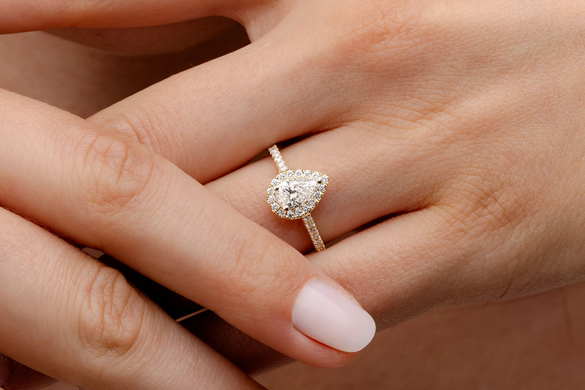 Bague de fiançailles rubis taille cœur de 2,03 carats en or