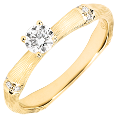 Anello di fidanzamento Giungla Sacra - diamante 0.2 carati - oro giallo spazzolato 9 carati